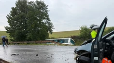 Tragická zrážka autobusu s autom na východe Slovenska. O život prišiel mladý muž