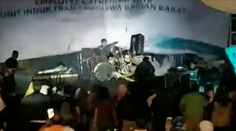 VIDEO: Smrtiaca vlna cunami zmietla z pódia nič netušiacu kapelu