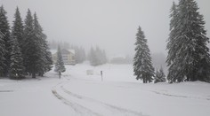 Bláznivý apríl neostal nič dlžný svojej povesti. Niektorí sa zobudili do zasneženého rána