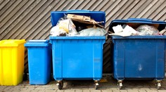 Smetiari v aute zlisovali obsah kontajneru aj s mužom