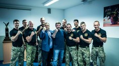 Maďarsko navštívil Chuck Norris: Najskôr komplimenty Orbánovi, potom tréning komanda
