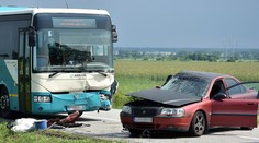 Po nehode autobusu s dvomi autami bola najťažšie zranená žena