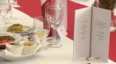 Králičie stehná konfitované v zeleninovej remuláde, pošírovaná špargľa a karotkový mufin