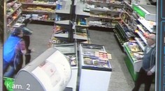 VIDEO: Muž vytiahol na predavačku zbraň. Párik dôchodcov ho raz-dva spacifikoval