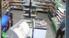 VIDEO: Muž vytiahol na predavačku zbraň. Párik dôchodcov ho raz-dva spacifikoval