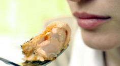 Zjedla obľúbenú rybu, teraz bojuje o život. Žene museli amputovať všetky štyri končatiny