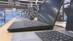 Až 350 eur na notebooky dostanú všetci prváci a deti z chudobných rodín. Rozbehne sa veľký výpredaj na Bazoši?