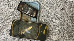Slovenku zobudili iskry a dym. Pri hlave jej začal horieť telefón. V servise mali jasnú odpoveď
