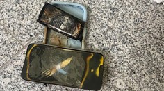 Slovenku zobudili iskry a dym. Pri hlave jej začal horieť telefón. V servise mali jasnú odpoveď