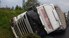 Na D2 v smere do Bratislavy skončil kamión mimo vozovky