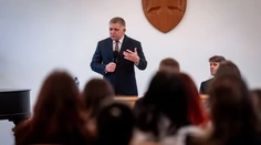 Študenti v čiernom a protestujúci rodičia: Fico debatoval s maturantami v Modre. Vieme, čo tam zaznelo