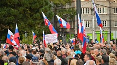 Stovky ľudí protestovali pred Prezidentským palácom. Čaputovú vyzvali na menovanie Huliaka za ministra