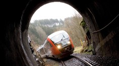 Vo vlaku v Rakúsku, ktorý prechádza cez tunel, vypukol požiar. Zranilo sa asi 50 cestujúcich