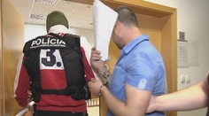 Medzi zadržanými kamarátmi muža, ktorý vyskočil z bytovky, je aj syn známeho podnikateľa