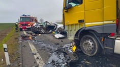 Čelná zrážka auta s kamiónom pri Trebišove. Vodič nemal šancu prežiť