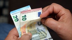 Nevieme, kde sporiť. Slováci sa nesprávnymi rozhodnutiami pravidelne pripravujú o peniaze