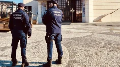 Na lavičke v centre Nitry spal obnažený muž. Policajtov vyzval do bitky