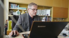 Nabúral sa riaditeľovi do počítača a poslal školákom potešujúcu správu