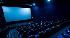 Divákovi prekážali dlhé reklamy v kine. Prevádzkovateľ mu teraz musí zaplatiť odškodné