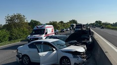 Na diaľnici pri Zelenči sa zrazilo šesť áut. Akoby zázrakom sa nikto nezranil