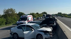 Na diaľnici pri Zelenči sa zrazilo šesť áut. Akoby zázrakom sa nikto nezranil