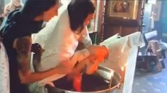 Kňaz krstil dieťa "drastickým" spôsobom, už ho vyšetruje cirkev