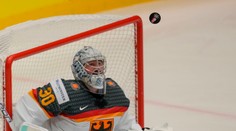 Ak si divák či hráč chce nechať puk, vymenia mu ho za totožný. Čo je za zvláštnym nariadením IIHF?