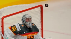 Ak si divák či hráč chce nechať puk, vymenia mu ho za totožný. Čo je za zvláštnym nariadením IIHF?