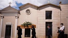 Šokujúci prípad. Na pohreb obete COVID-19 prišli ľudia z karantény, dokonca aj zo zahraničia