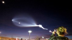 Raketa Falcon 9 zmiatla tisíce Američanov. Na oblohe vytvorila úkaz pripomínajúci UFO