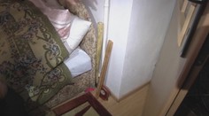 Pred týždňom pochovala manžela a teraz ju brutálne prepadli. Pri posteli má sekeru