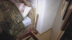 Pred týždňom pochovala manžela a teraz ju brutálne prepadli. Pri posteli má sekeru
