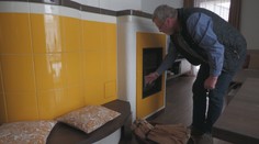 Energetická kríza mnohých dohnala k úvahám, ako ušetriť na kúrení. Takto sa kúri v kachliach