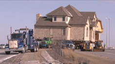 V USA presťahujú asi naozaj všetko. Aj 200 ton vážiaci dom