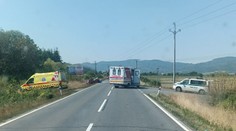 Pri Žiari nad Hronom sa čelne zrazila sanitka s autom. Zranilo sa päť ľudí