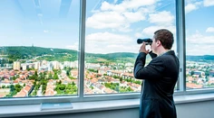 Keď komik sprevádza kanceláriami