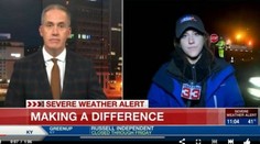 VIDEO: Reportérku počas živého vysielania zrazilo auto. Napriek tomu pokračovala