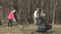 Pomoc si chcú zaslúžiť. Utečenci z Ukrajiny sa zapojili do dobrovoľníckych prác v dvoch slovenských mestách