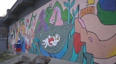 Košický umelec sa pustil do otvoreného boja s fádnosťou. Hravým spôsobom mení svoje mesto