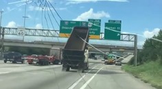 VIDEO: Vodič nákladiaku si nevšimol, že má zdvihnutú korbu. Spôsobil obrovskú spúšť