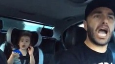 Dievčatko s nevlastným otcom vás dostanú. Ich spevácky duet je pecka!