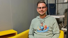 Pozná trik na lacné letenky, bol stevardom a založil cestovku. Najhorší pasažieri? „Do lietadla nosia instantnú polievku,“ opisuje Tomáš