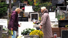 Na cintoríny počas Dušičiek prichádzajú aj zlodeji. Policajti radia, na čo si dať pozor