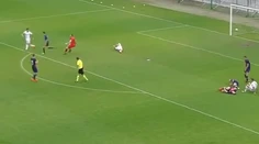 VIDEO: Kuriózny moment v maďarskej lige, jeden hráč "zložil" k zemi troch súperov