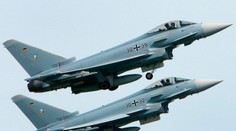 V Nemecku sa zrútili dve armádne stíhačky, jedného z pilotov našli nažive