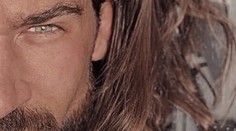 Ženy sa roztápajú z Aquamanovho dvojníka. Sexy svalovec si hľadá nevestu!