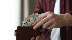 Výplata rastie, no peňaženka to necíti. Ekonóm vysvetlil, prečo máme stále menej peňazí