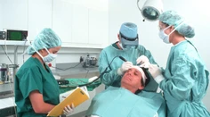 Muž zomrel po tom, ako mu transplantovali vlasy. Do Turecka ho prilákala nízka cena