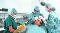 Muž zomrel po tom, ako mu transplantovali vlasy. Do Turecka ho prilákala nízka cena