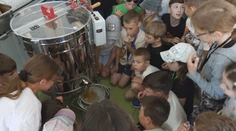 Mestské včely vydali svoj poklad. Školáci v Dubnici si vyskúšali stáčanie medu